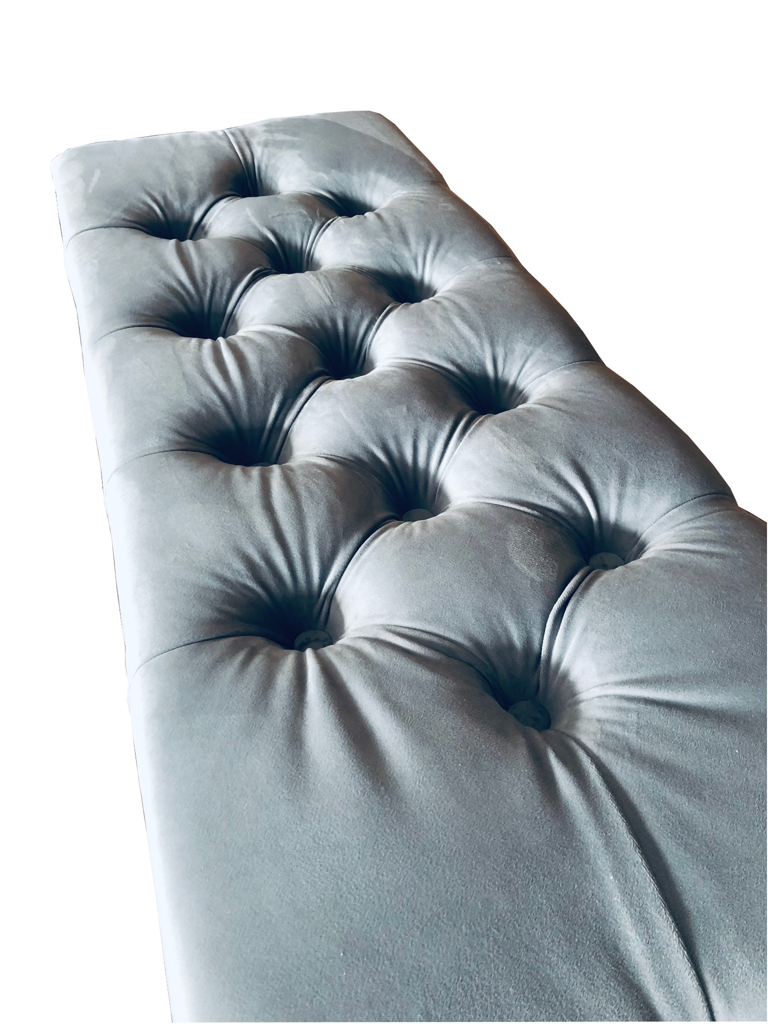 Szary, tapicerowany puf z guzikami w stylu Chesterfield, widoczny z góry na białym tle.