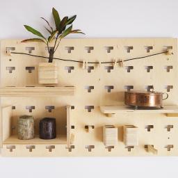 Wielofunkcyjny modułowy organizer ścienny z zestawem akcesoriów.