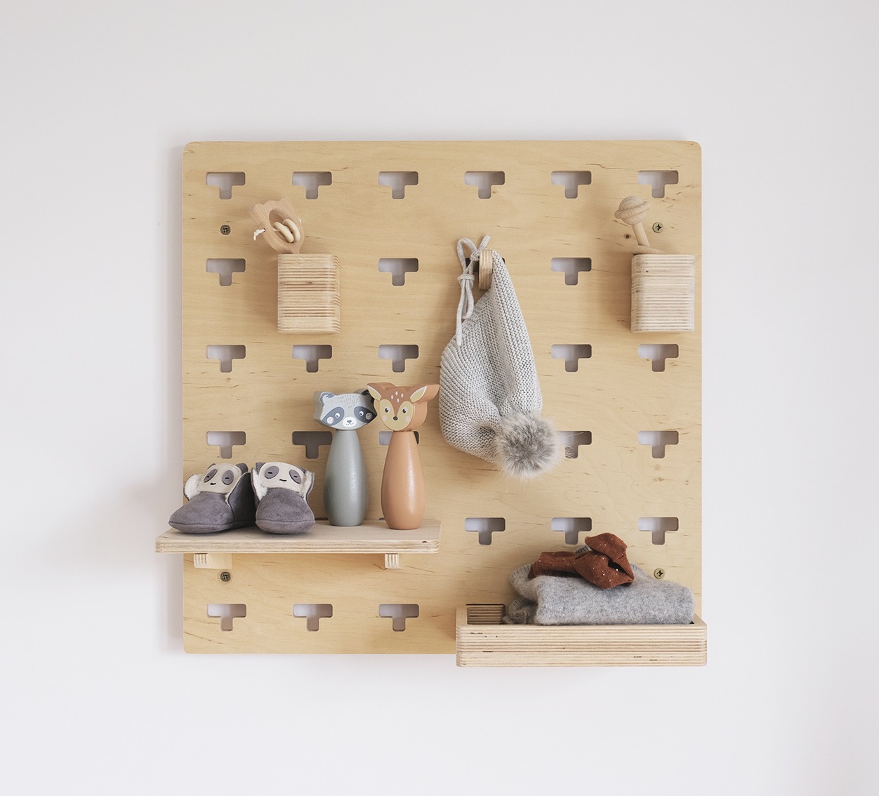 Wielofunkcyjny modułowy organizer ścienny z zestawem akcesoriów.