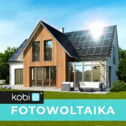 Nowoczesny dom jednorodzinny z panelami słonecznymi na dachu, widok z ogrodu, logo firmy Kobi na pierwszym planie.