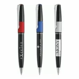 Trzy czarne długopisy z nadrukowanymi logotypami i kolorowymi akcentami (czerwonym, niebieskim, srebrnym) na białym tle.