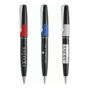 Trzy czarne długopisy z nadrukowanymi logotypami i kolorowymi akcentami (czerwonym, niebieskim, srebrnym) na białym tle.