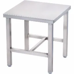 Kwadratowy, mały stolik ze stali nierdzewnej z czterema nogami połączonymi poprzeczkami, sfotografowany na białym tle.