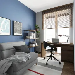 Wizualizacja pokoju do pracy z niebieską ścianą, plakatem z mapą Krakowa, szarą sofą z poduszką, biurkiem z laptopem i lampką, krzesłem biurowym oraz dywanem w paski.