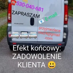 Tył białego samochodu dostawczego z naklejonymi danymi kontaktowymi: numer telefonu, adres email i hasło 'Efekt końcowy: Zadowolenie klienta'.