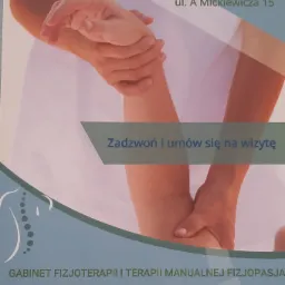 Grafika reklamowa gabinetu z numerem telefonu, adresem i hasłem 'Zadzwoń i umów się na wizytę', przedstawiająca dłoń terapeuty uciskającą przedramię pacjenta.