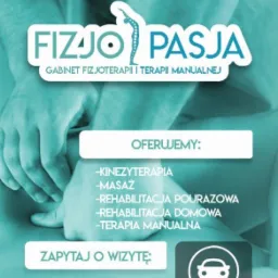 Grafika reklamowa gabinetu oferującego kinezyterapię, masaż, rehabilitację pourazową i domową oraz terapię manualną. Na tle dłoni masujących plecy widnieje logo 'Fizjo Pasja' oraz dane kontaktowe...