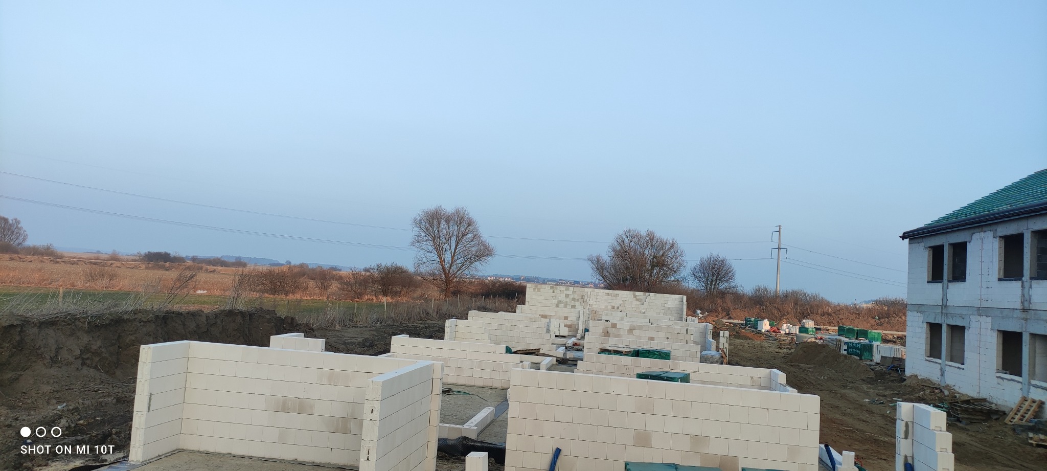 2022 Bliźniaki w Kiełczowie, Wykonaliśmy prace murarskie, żelbetowe, pokrycie dachu, elewację