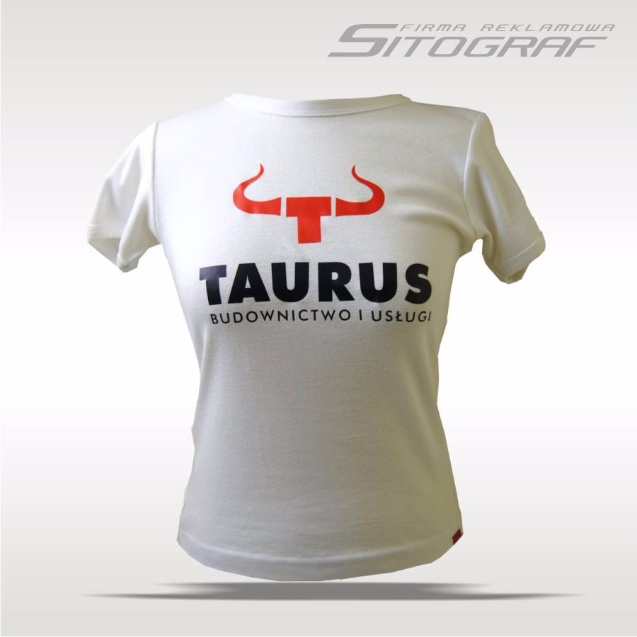 Biała koszulka damska z nadrukiem logo 'Taurus Budownictwo i Usługi' w kolorze czarnym i czerwonym, prezentowana na białym tle.