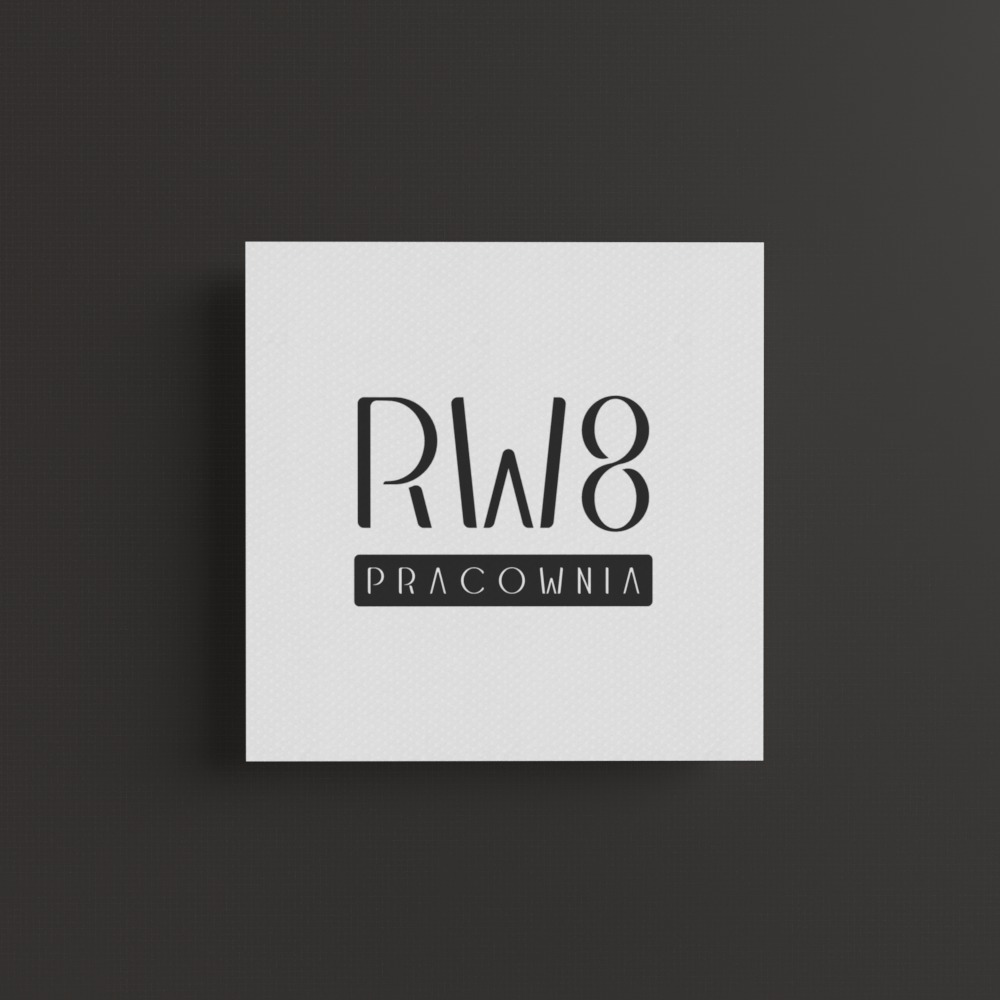 Eleganckie logo 'RW8 PRACOWNIA' w czerni na białej wizytówce z delikatną teksturą, umieszczone na ciemnoszarym tle.