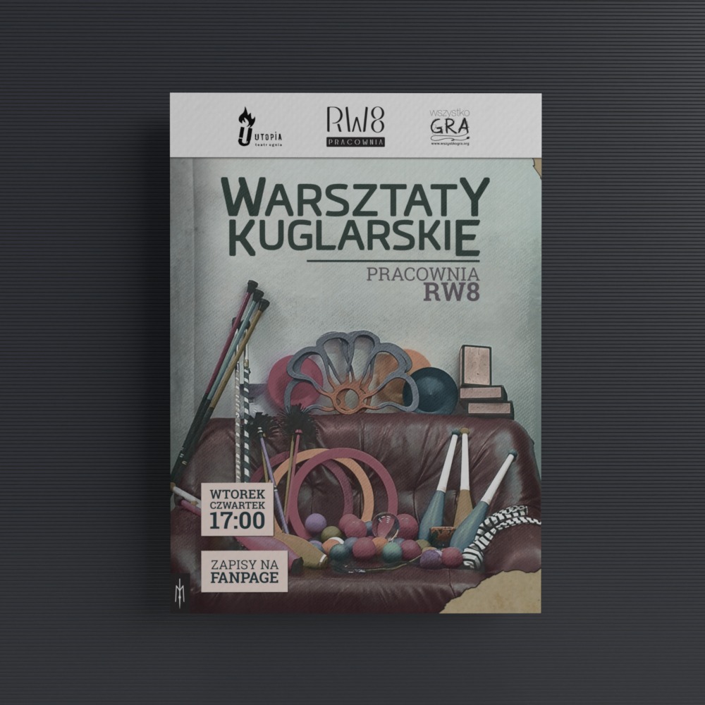 Plakat promujący warsztaty kuglarskie, z rekwizytami do żonglerki, takimi jak maczugi, obręcze i piłki, ułożonymi na skórzanej kanapie. Informacja o terminie warsztatów: wtorek i czwartek o 17:00...