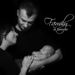 Czarno-białe zdjęcie rodzic&oacute;w spoglądających z miłością na śpiące nowo narodzone dziecko na rękach, z napisem 'Family is forever' w ozdobnej czcionce.