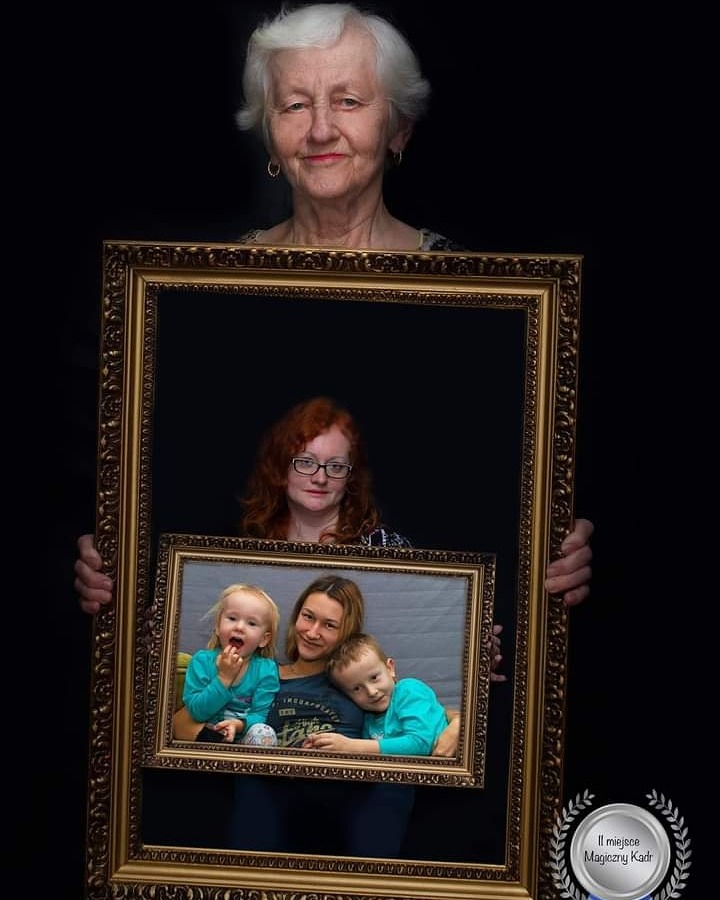 Portret wielopokoleniowy: babcia, matka i dzieci, ujęte w ozdobne złote ramy, tworzące efekt zdjęcia w zdjęciu na czarnym tle. Dolna rama z matką i dziećmi jest mniejsza i bliżej widza.