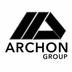 Czarno-białe logo firmy Archon Group, składające się z trzech ukośnych, równoległych trapezów tworzących kształt przypominający literę A oraz trójkąta, umieszczone nad nazwą firmy.