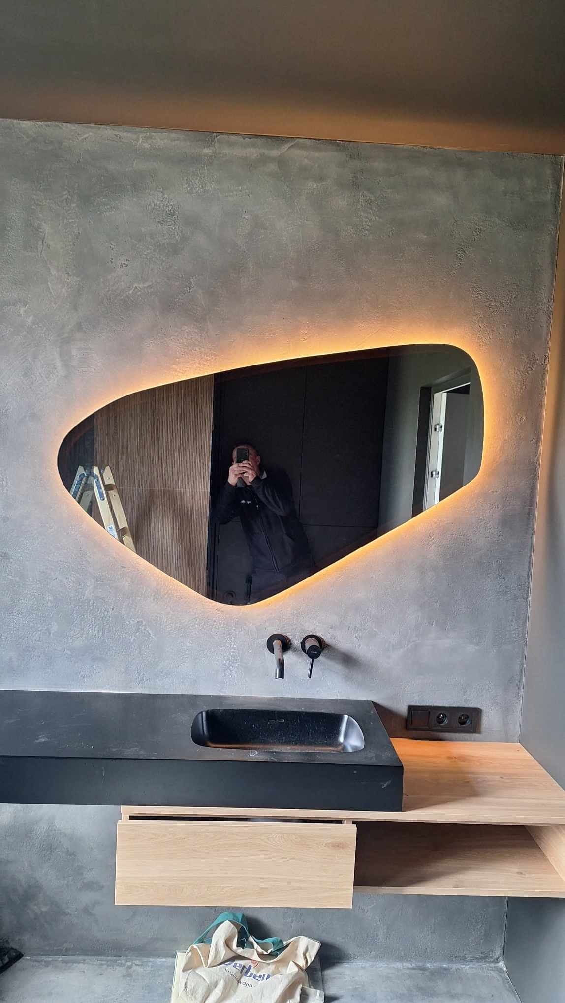 Lustro o dowolnym kształcie z podświetleniem LED