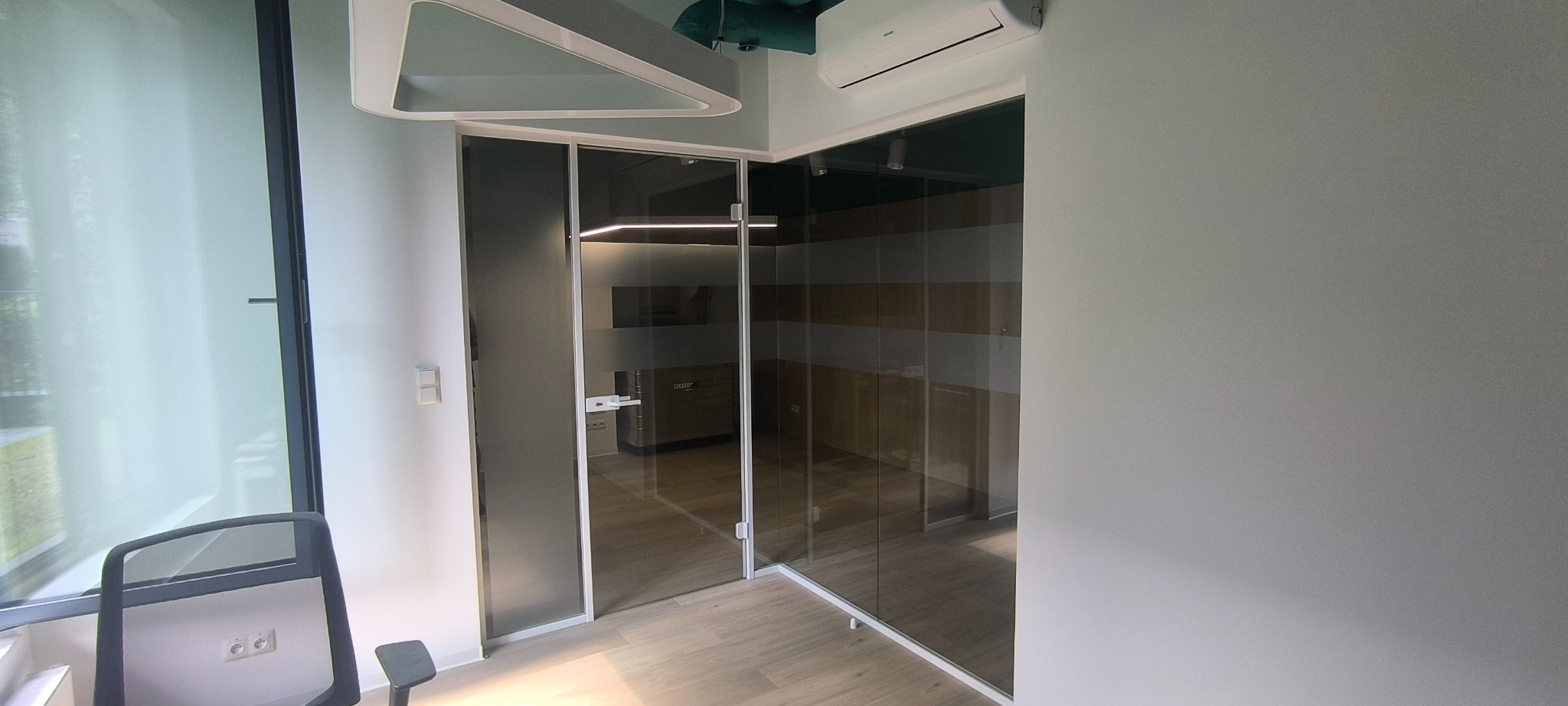 Ścianki szklane z drzwiami w ościeżnicy