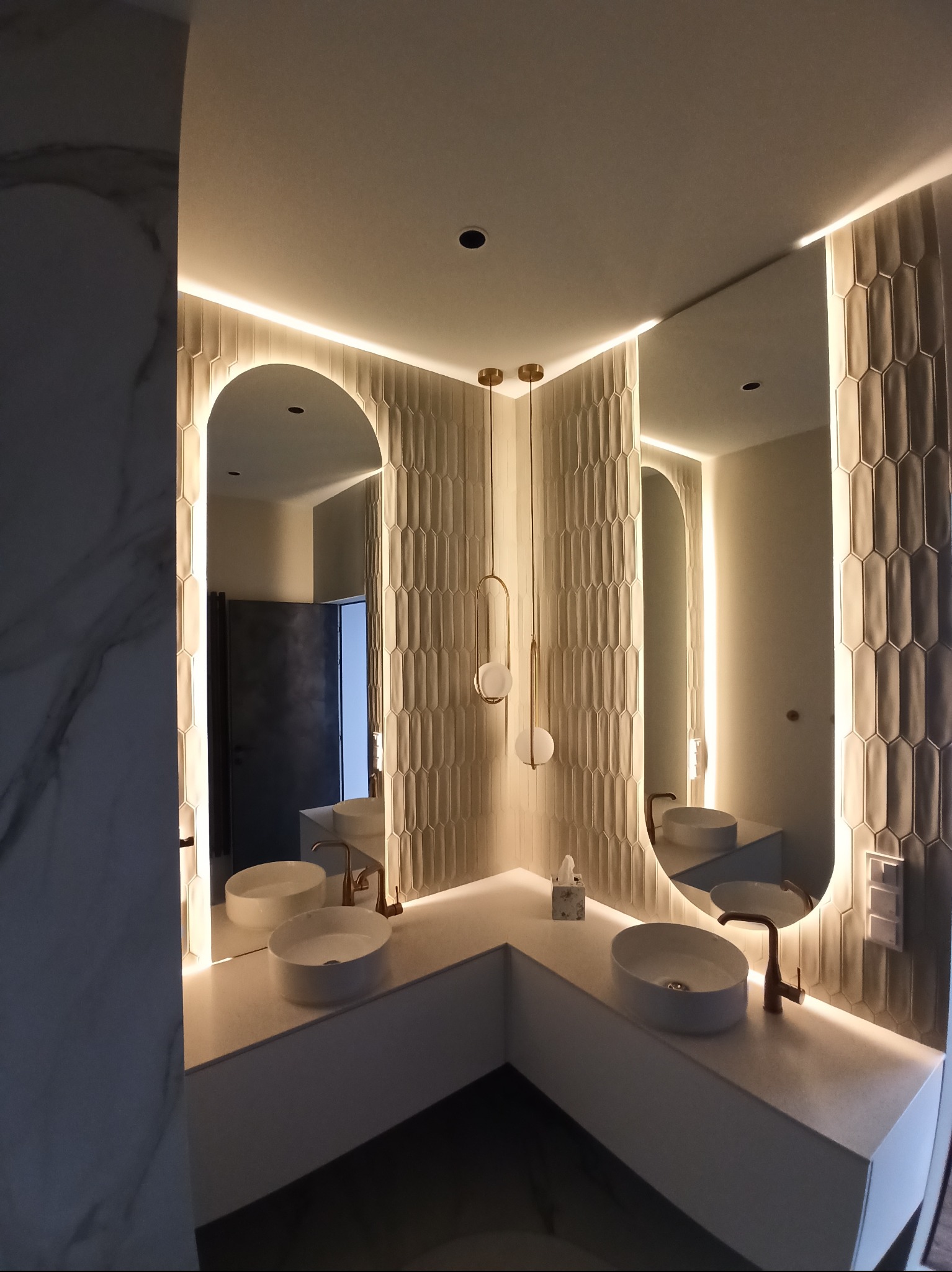 Lustra z podświetleniem LED