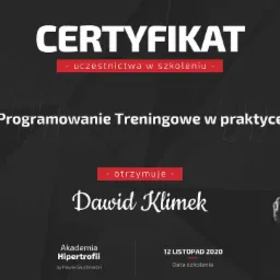 Certyfikat uczestnictwa w szkoleniu 'Programowanie Treningowe w praktyce' dla Dawida Klimka, wydany przez Akademię Hipertrofii, data szkolenia 12 listopad 2020, z sylwetką mężczyzny w tle.