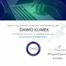 Certyfikat ukończenia kursu online 'Planowanie Treningu' przez Dawida Klimka, wydany przez Train Movement Academy, z logotypami i datą 9.10.2020, widoczny fragment laptopa w tle.