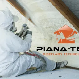 Pracownik w kombinezonie ochronnym aplikuje pianę izolacyjną na poddaszu, widoczny fragment drewnianej konstrukcji dachu oraz logo firmy Piana-Tech.