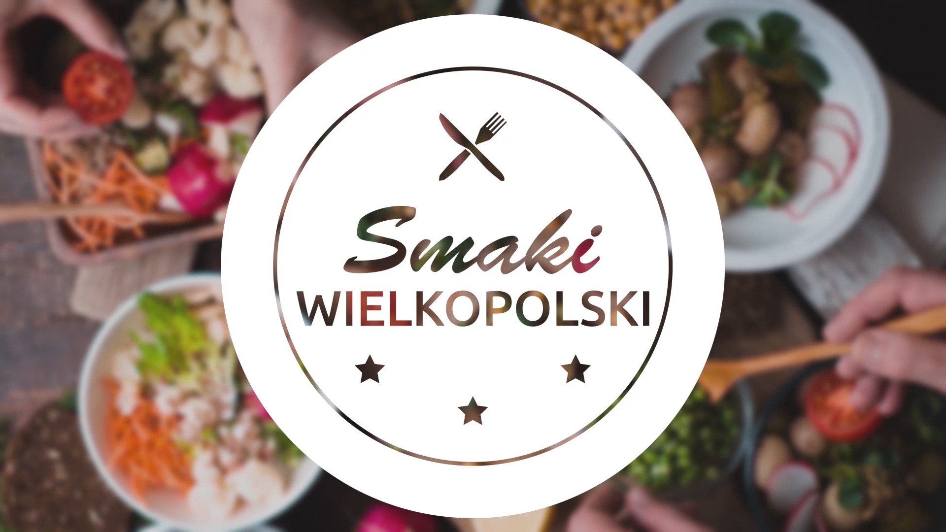 Logo 'Smaki Wielkopolski' na tle stołu z różnorodnymi potrawami, w tym sałatkami i zupami, przygotowywanymi przez osoby widoczne w kadrze.