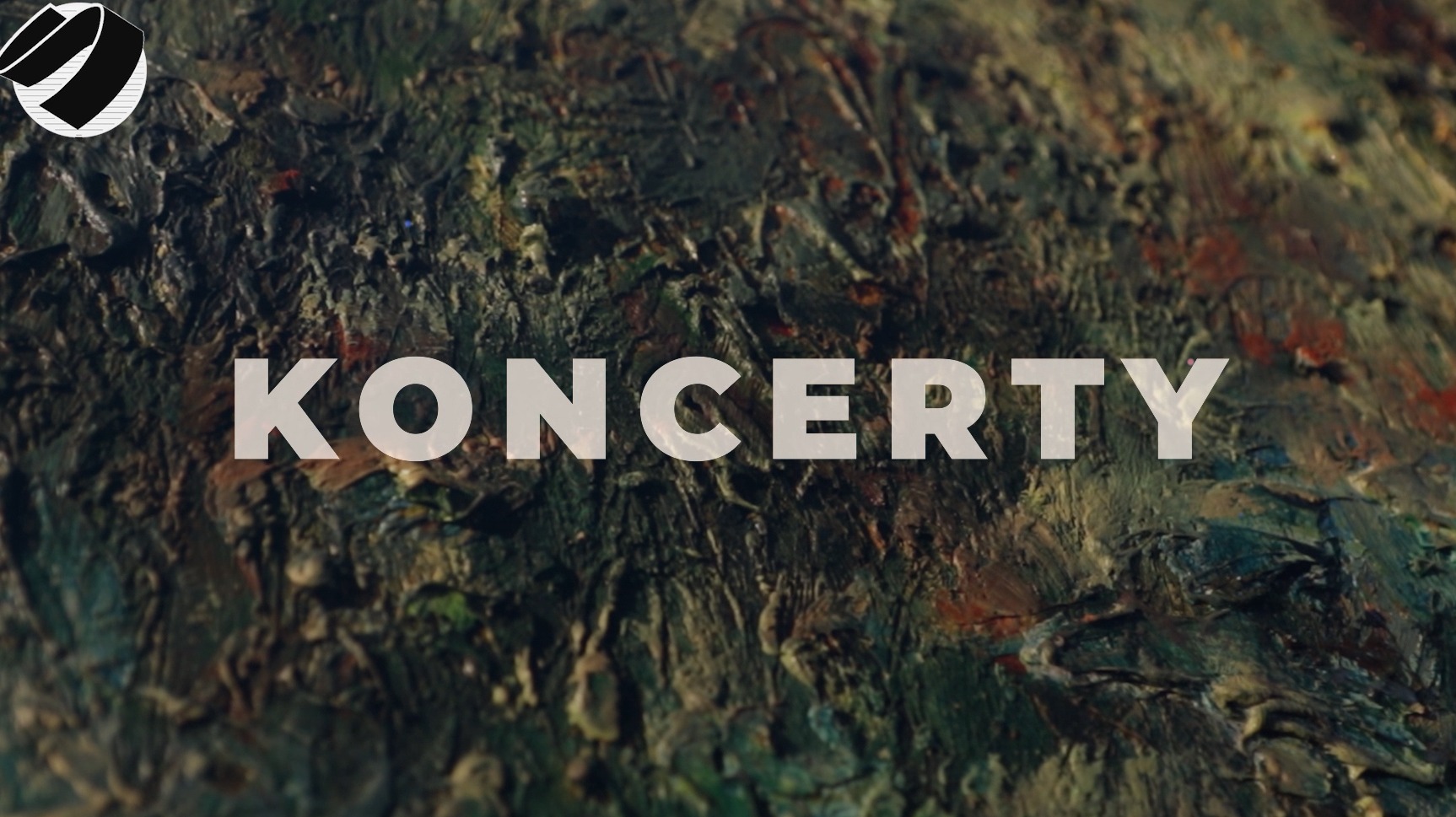 Abstrakcyjne tło z nałożonym napisem 'KONCERTY' i logo muzyczne w lewym górnym rogu, w ciemnej tonacji z akcentami zieleni, brązu i czerwieni.