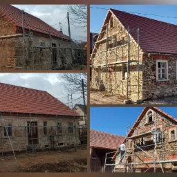 Fotokolaż przedstawiający renowację elewacji starego, kamiennego domu z nową czerwoną dachówką, z widocznymi rusztowaniami i obszarami przed i po czyszczeniu.