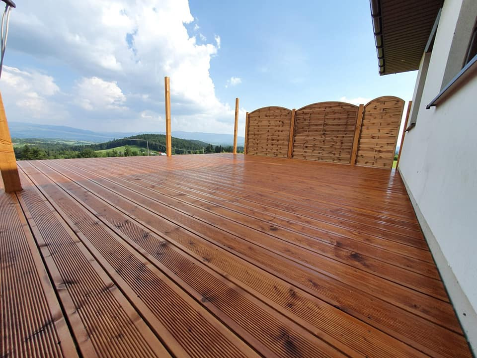 Taras z pięknym widokiem z Modrzewia Syberyjskiego