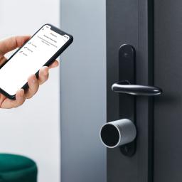 Inteligentny zamek do drzwi. 
Drzwi automatycznie zamkną się, gdy opuścisz mieszkanie, a gdy zajdzie taka potrzeba, będzie można je zamknąć i otworzyć nawet z drugiego końca świata.