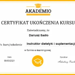 Certyfikat ukończenia kursu instruktora dietetyki i suplementacji Dariusza Sadło, wydany przez Akademię w formie e-learningowej, z datą 09/03/2021 i podpisem dyrektora Arkadiusza Pawluczka.