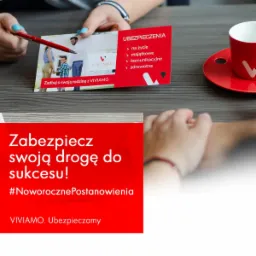 Dłonie trzymające czerwoną ulotkę z ofertą ubezpieczeń firmy Viviamo, obok czerwony długopis i filiżanka, na pierwszym planie hasło reklamowe na czerwonym tle.