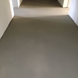 etap pośredni przed instalacją wykładziny  - wylewka Mapei Planolit 315 na jednym z obiektów