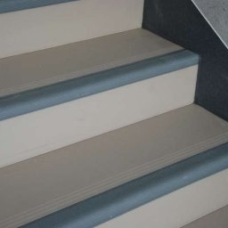 kompleksowe wykonananie wykończenia schodów specjalistyczną wykładziną Tarkett Tapiflex - szkoła na ul. Hezjoda w Poznaniu