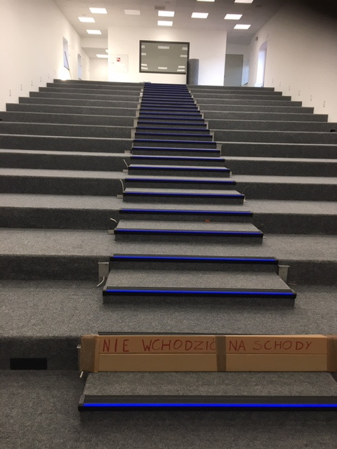 Przreróbka ....obory na salę audiowizualną . nasz zakres to widoczne schody w wykładzinie dywanowej.