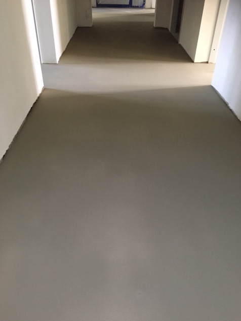 etap pośredni przed instalacją wykładziny - wylewka Mapei Planolit 315 na jednym z obiektów