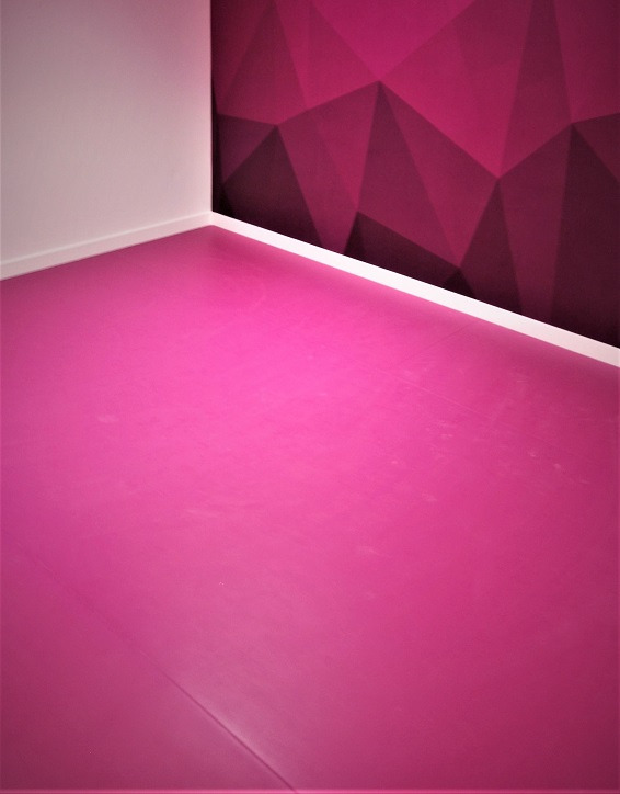 zgrzewana wykładzina sportowa Omnisport Tarkett wykonczona listwami z MDF