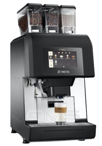 Profesjonalny ekspres do kawy Necta z trzema pojemnikami na ziarna, przygotowujący latte macchiato w szklance.