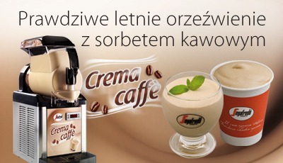 Urządzenie do sorbetu kawowego Crema Caffe obok szklanki i kubka z gotowym sorbetem kawowym, ziarna kawy w tle.