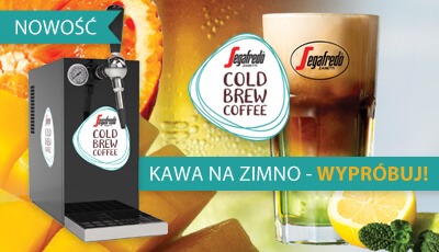Promocja na ekspres do kawy na zimno Segafredo, z dystrybutorem i szklanką napoju na tle owoców cytrusowych i lodu.