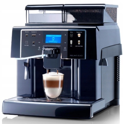 Automatyczny ekspres do kawy Aulika Evo w trakcie przygotowywania latte macchiato, widoczny panel sterowania z wyświetlaczem i ikonami napojów.