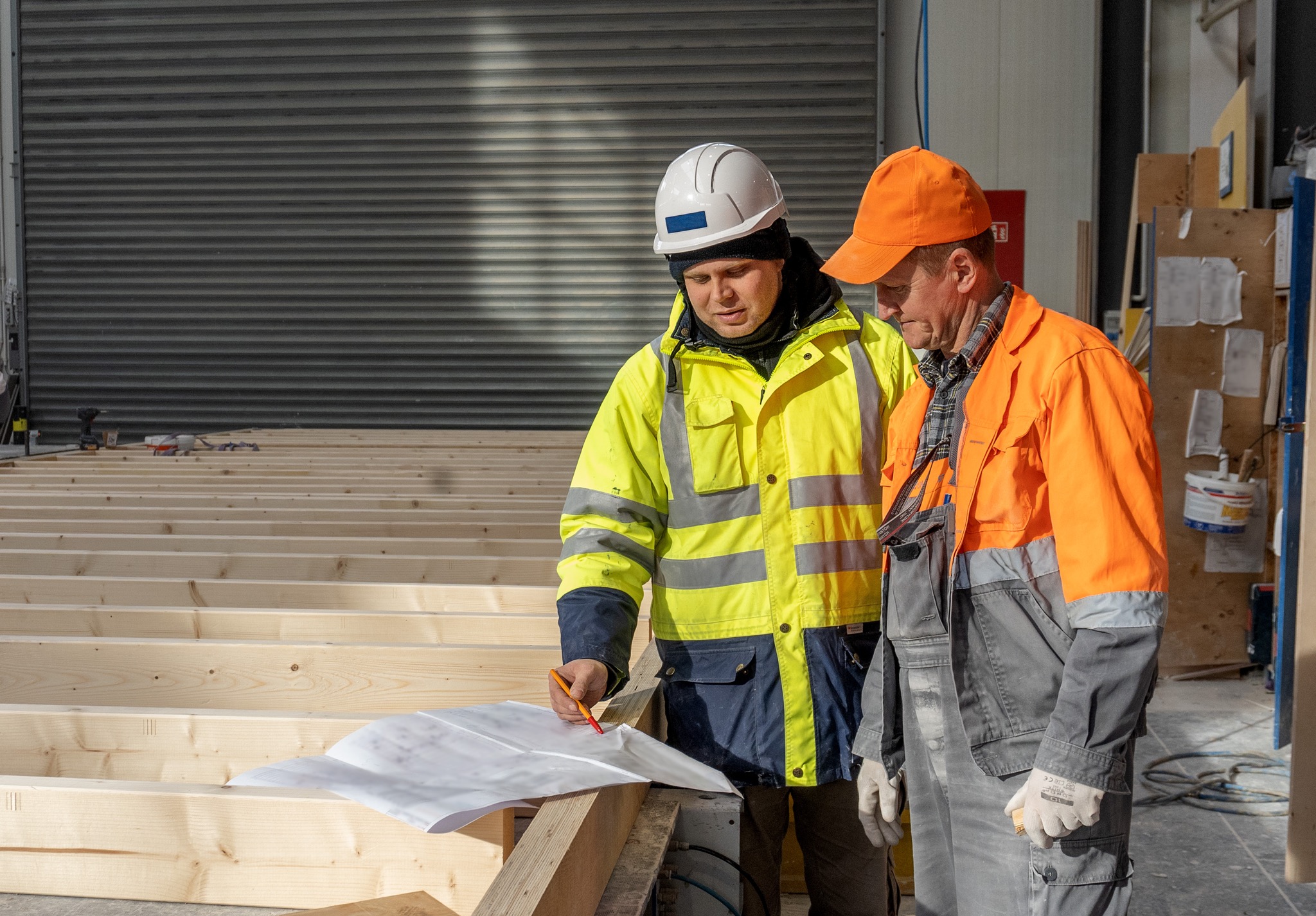Nasi inżynierowie pracują w fabryce domów modułowych UNIHOUSE.