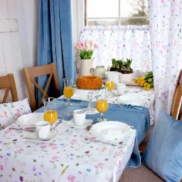 Obrus, zasłony i zazdrostki z wiosennymi kwiatami