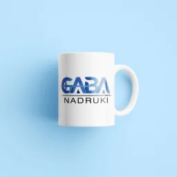 Biały kubek z niebieskim logo 'GABA Nadruki' na jasnoniebieskim tle, ujęcie z góry.