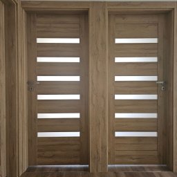 FHU PROFIL DOM Jan Konior - Dwa skrzydła drewnianych drzwi wewnętrznych z poziomymi, mlecznymi przeszkleniami i srebrnymi klamkami, zamontowane w jasnym wnętrzu z podłogą imitującą drewno.