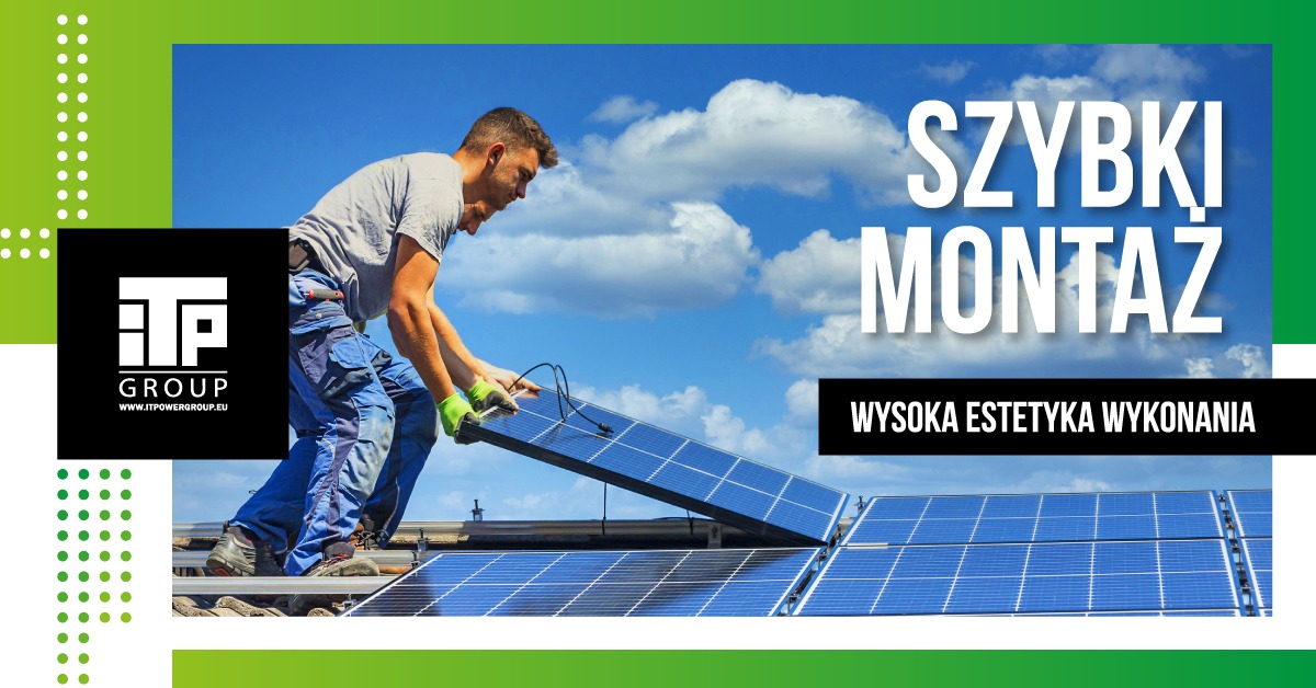 Instalator w zielonych rękawicach montuje panel słoneczny na dachu, widoczne niebo z chmurami, z boku logo firmy i hasła reklamowe.