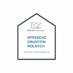 Logo firmy MMC Nieruchomości+ w kształcie domu, informujące o ofercie sprzedaży gruntów rolnych, z adresem strony internetowej.
