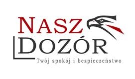 Logo firmy: NASZ DOZÓR. Napis NASZ w kolorze czerwonym, DOZÓR w kolorze czarnym z podkreśleniem litery D, obok głowa orła w kolorach czerni, bieli i czerwieni. Pod spodem hasło: Twój spokój...