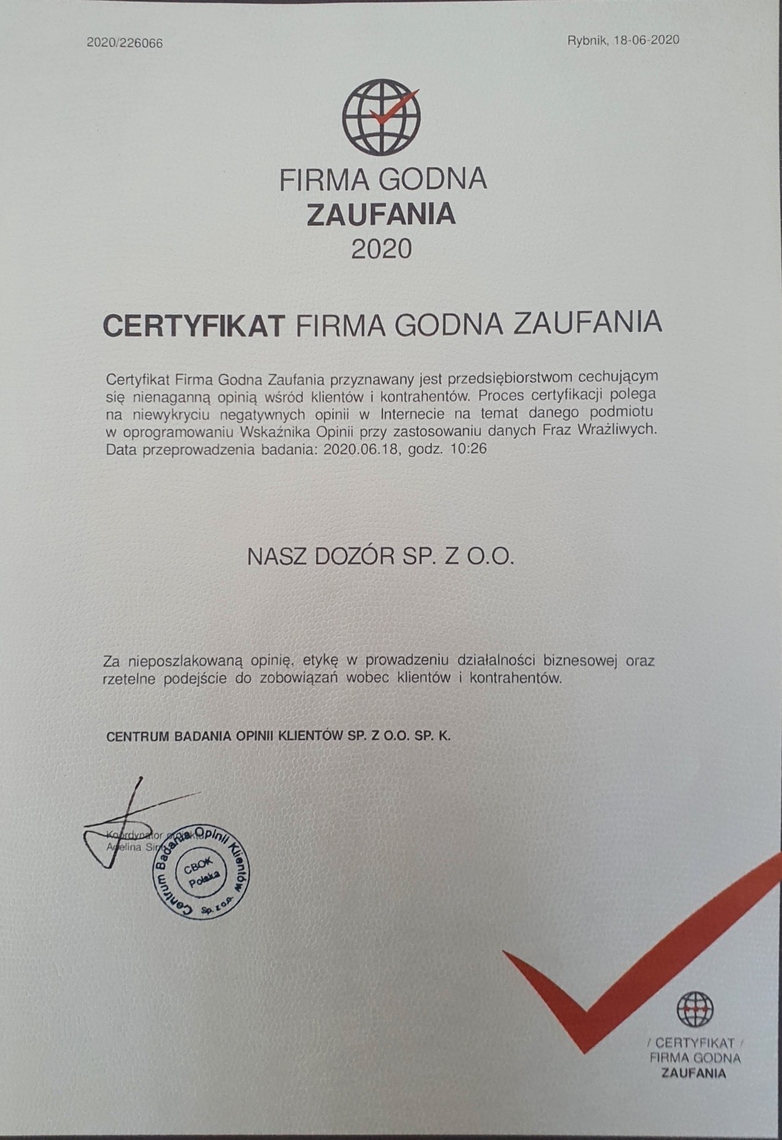 Skan certyfikatu 'Firma Godna Zaufania 2020' dla firmy NASZ DOZÓR SP. Z O.O., wydany przez Centrum Badania Opinii Klientów, z datą ważności 18-06-2020, widoczny podpis i pieczęć.