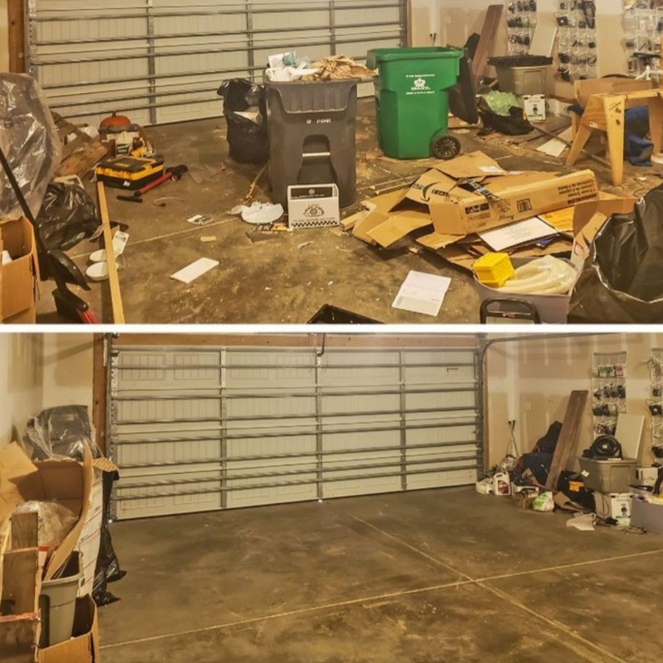 Garaż przed i po uprzątnięciu: widok na podłogę z dwoma koszami na śmieci, kartonami i narzędziami przed sprzątaniem, a następnie czysta, pusta przestrzeń po wykonanej usłudze.