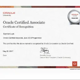 Skan certyfikatu Oracle Certified Associate, Java SE 8 Programmer, wydanego dla Szymona Leyka, z datą 22 maja 2017 roku, z podpisem Damiena Carey, Senior Vice President, Oracle University.